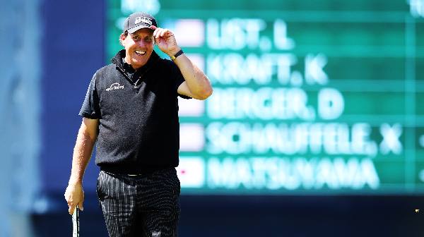 How much weight has Phil Mickelson lost at the end?